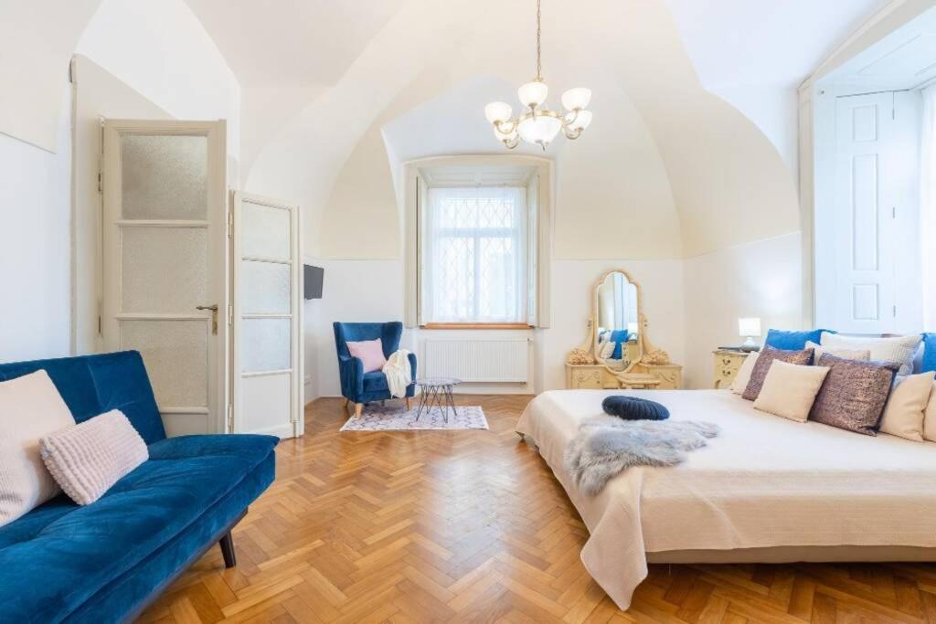 ROSE APARTMENTS / ROMANTIC & COZY / CITY CENTER