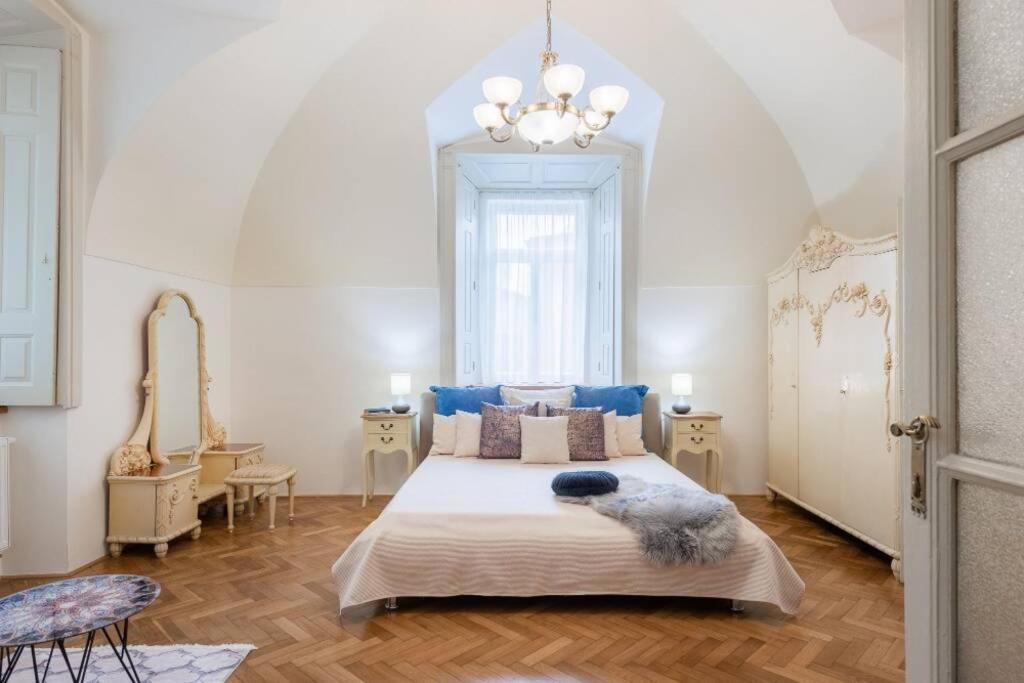 ROSE APARTMENTS / ROMANTIC & COZY / CITY CENTER