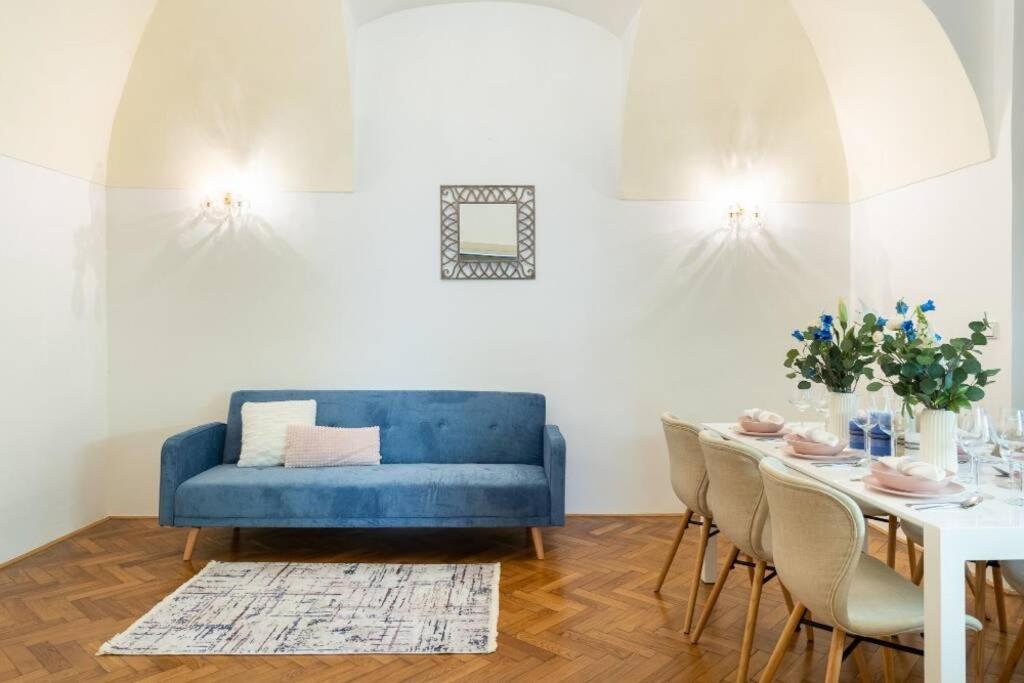 ROSE APARTMENTS / ROMANTIC & COZY / CITY CENTER