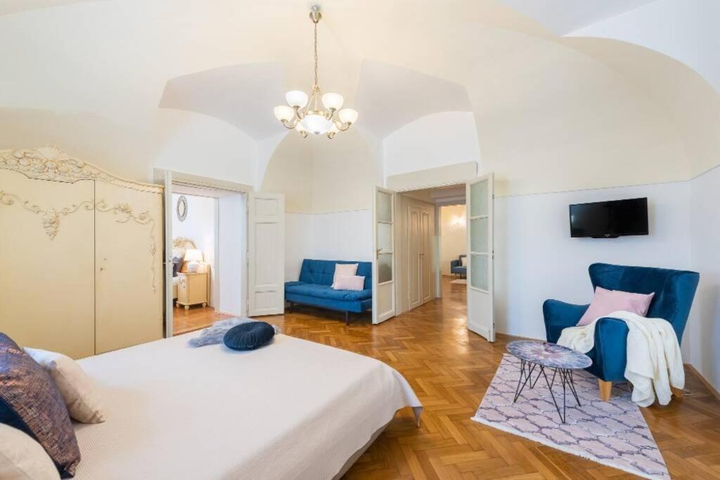 ROSE APARTMENTS / ROMANTIC & COZY / CITY CENTER