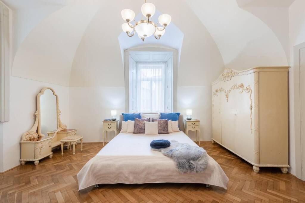 ROSE APARTMENTS / ROMANTIC & COZY / CITY CENTER