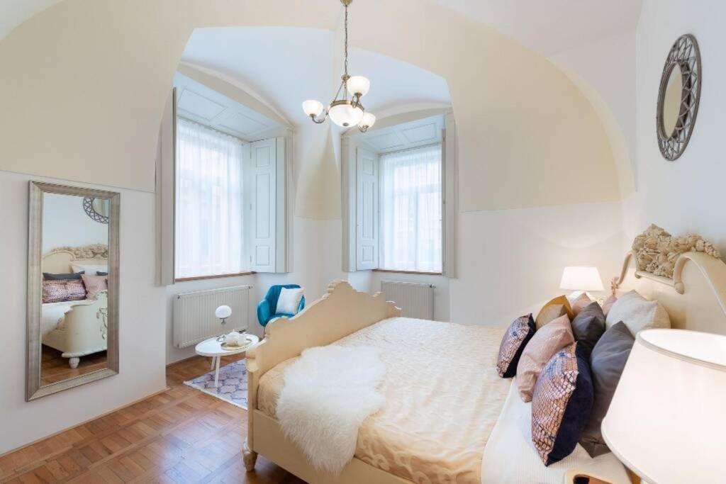 ROSE APARTMENTS / ROMANTIC & COZY / CITY CENTER