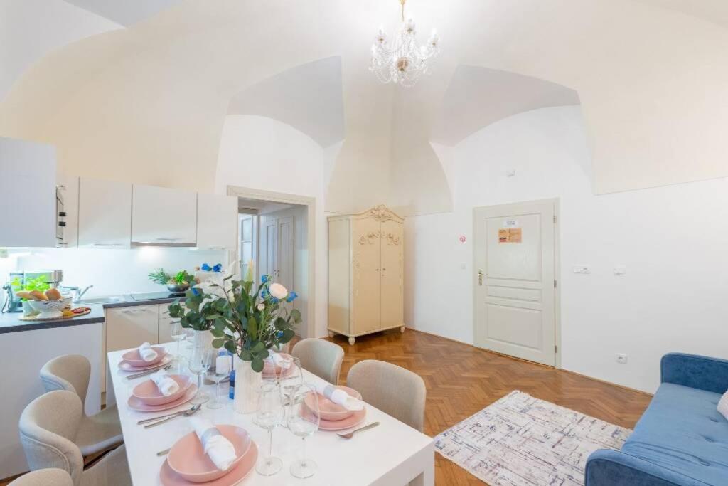 ROSE APARTMENTS / ROMANTIC & COZY / CITY CENTER