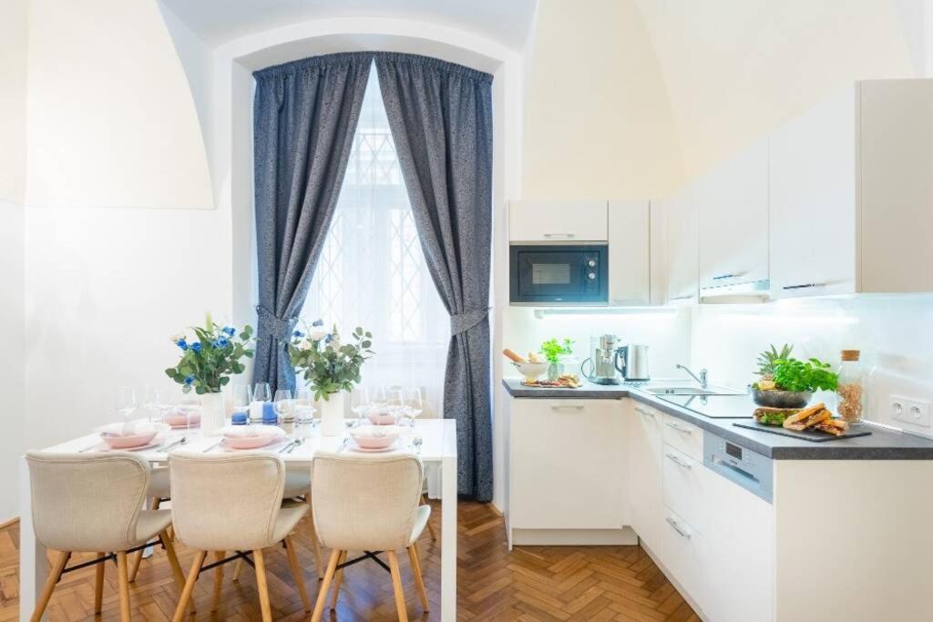 ROSE APARTMENTS / ROMANTIC & COZY / CITY CENTER
