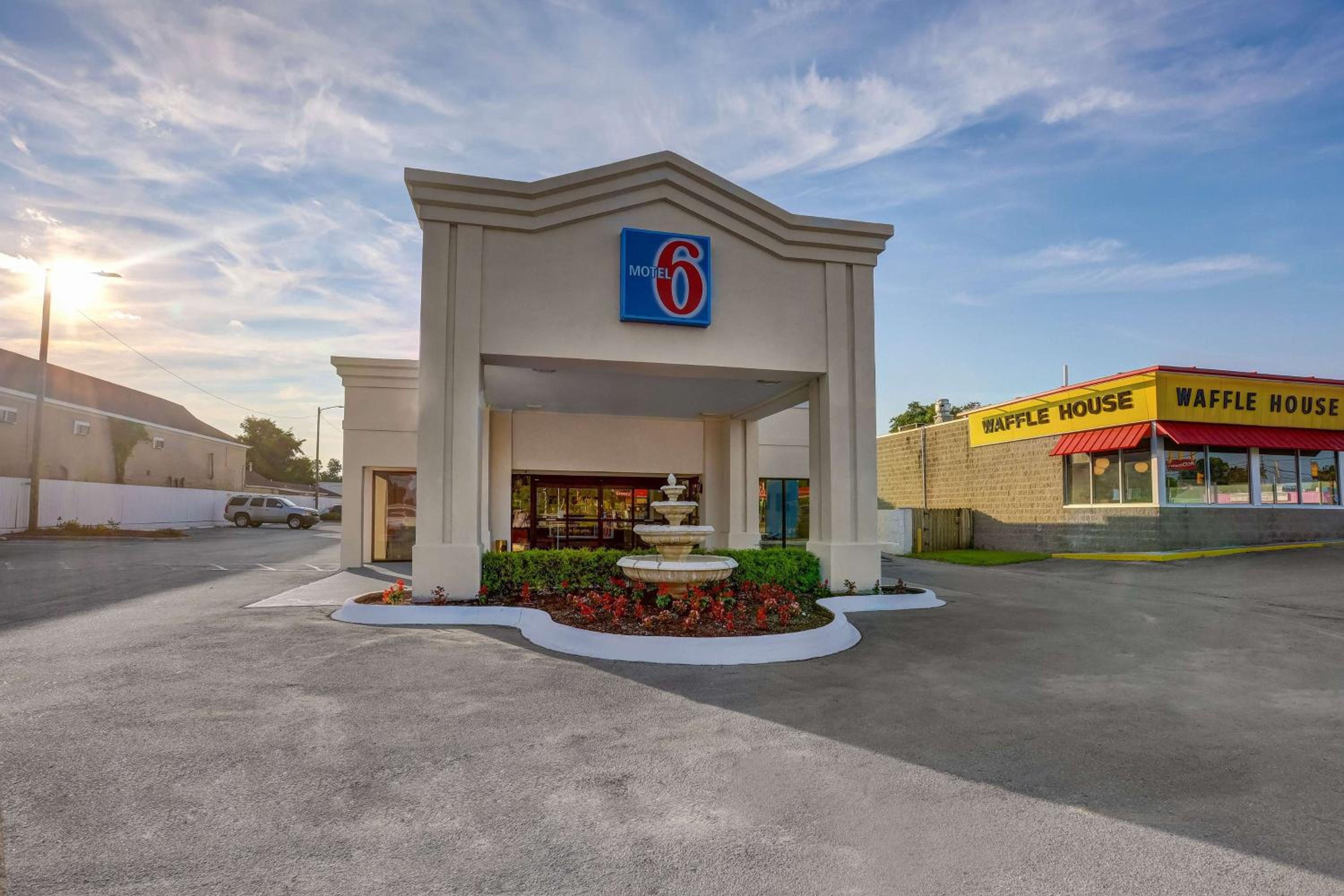 Jacksonville Vacations - Motel 6-Jacksonville, NC - Property Image 1
