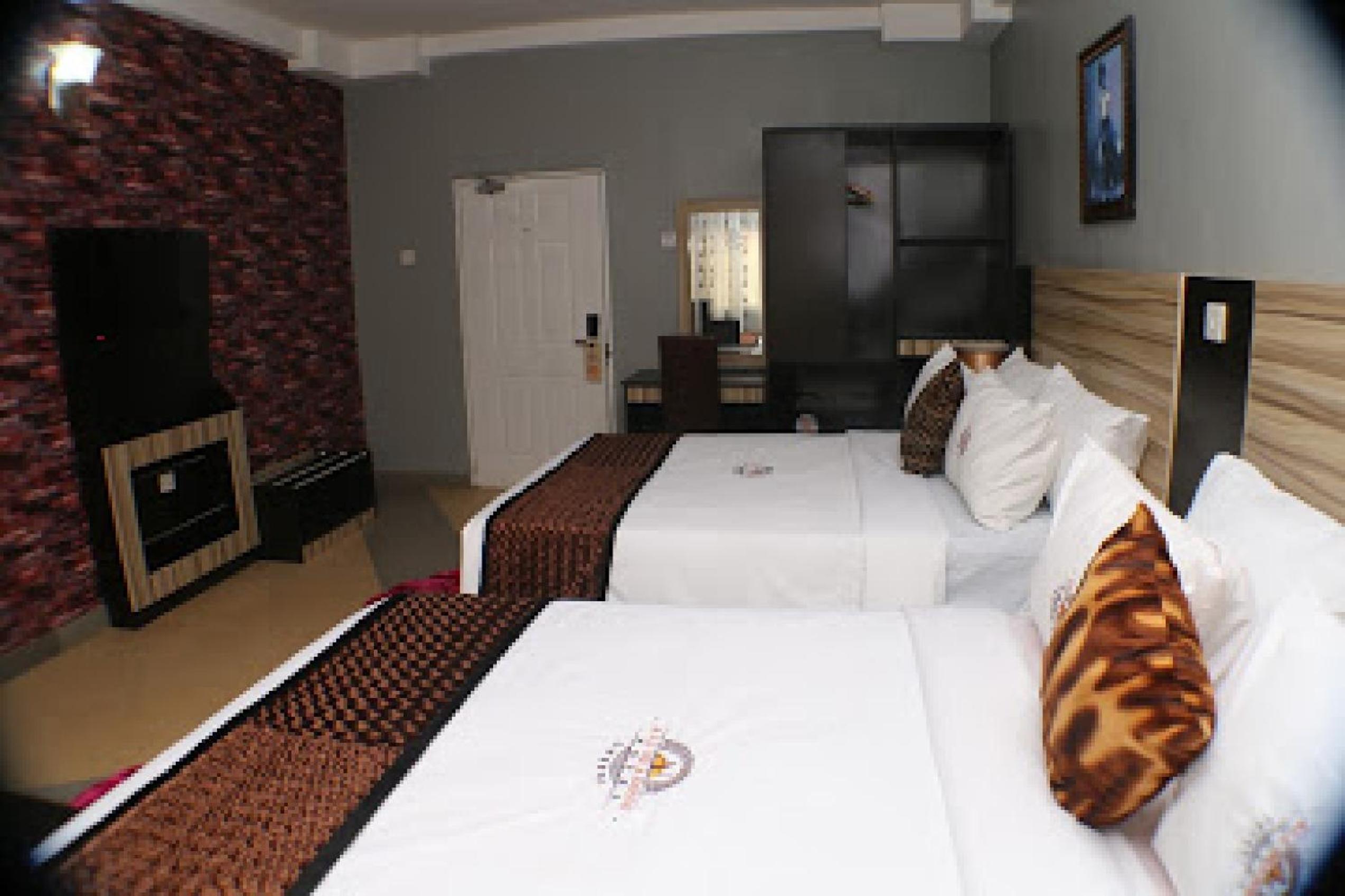 All Seasons Hotel - Business Suite view 4