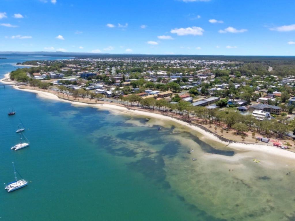 Crystal Waters-2 bed, 2 bathroom, Beachfront Unit! view 5