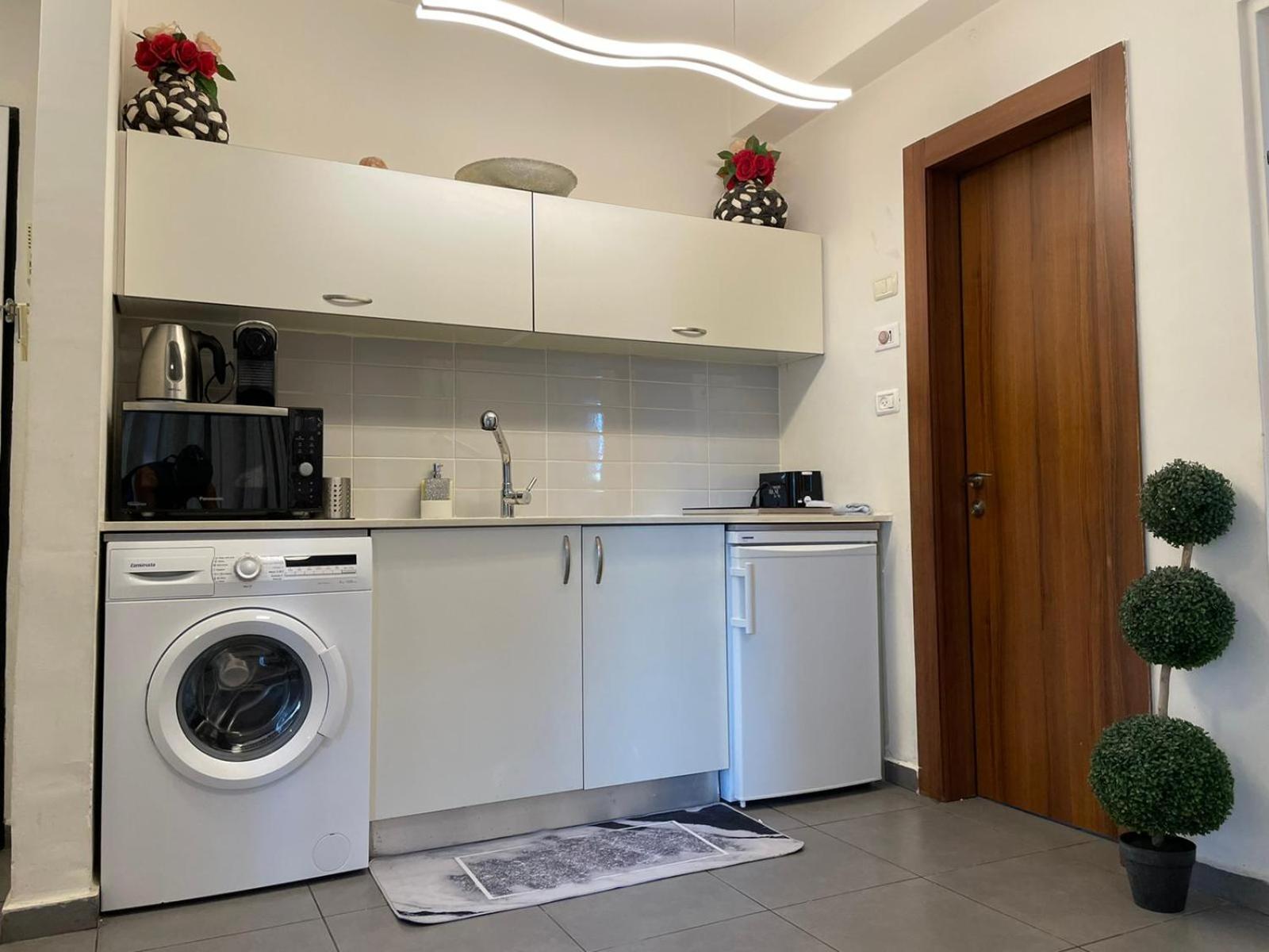 Classic 1BR in City Center near Beach by FeelHome view 4
