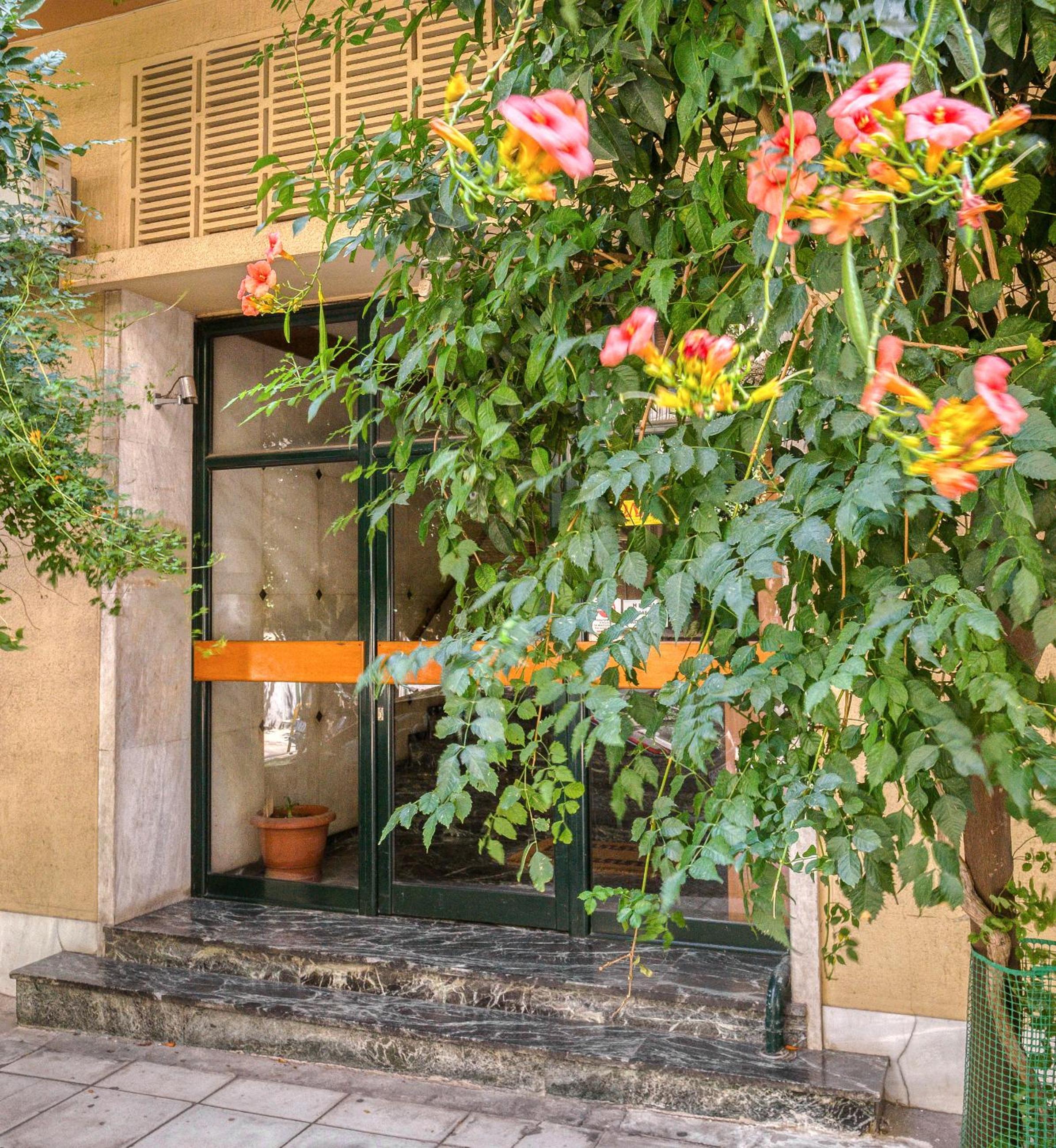 Elegant Light Two Bedroom Apartment in City Center