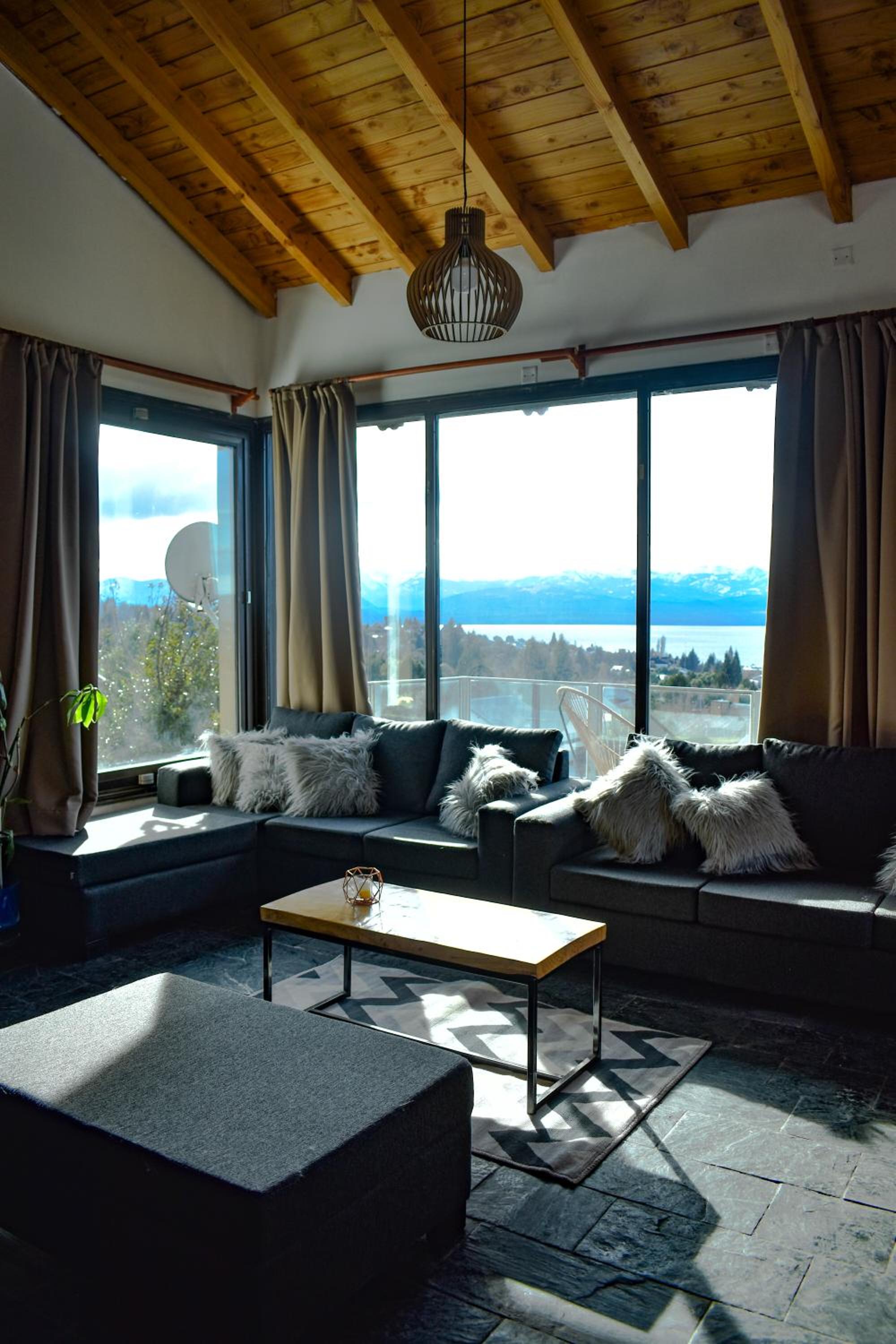 Casa Cerro Dorado vista al lago