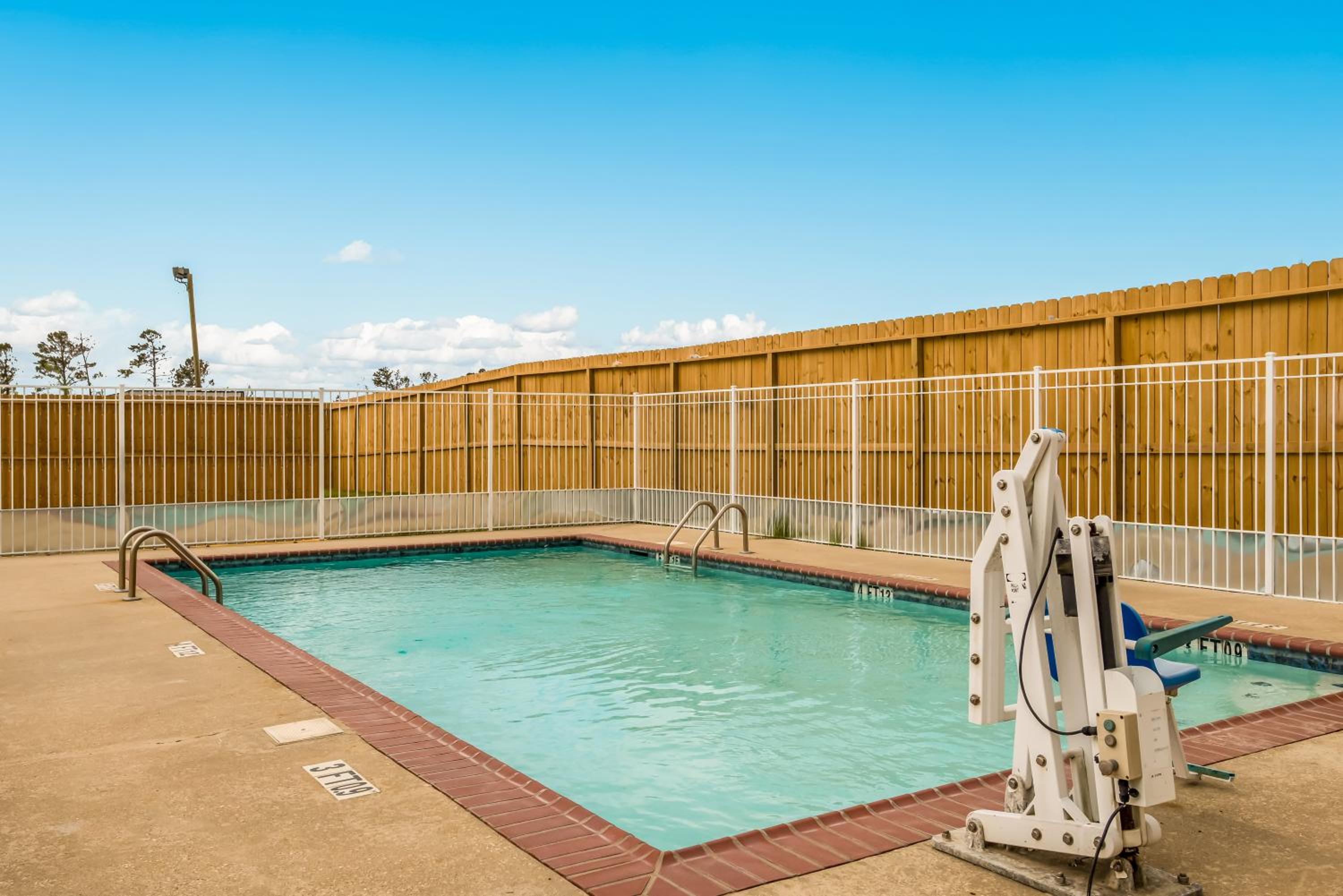Lake Charles Vacations - Red Roof Inn Suites Lake Charles - Property Image 14