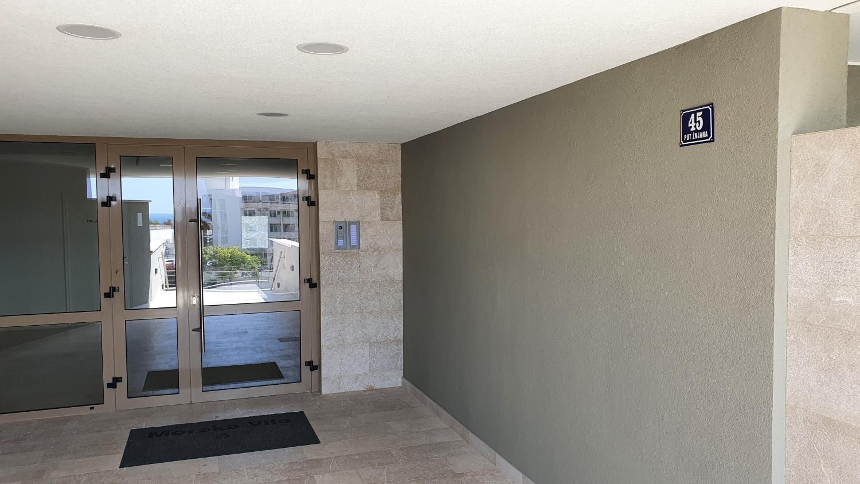Luxury Apartment 4Seasons with Garage view 5
