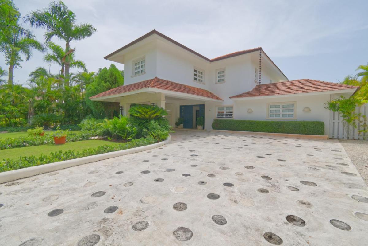 Cozy 4BDR villa in luxury beach resort with service staff and view of La Cana golf course view 2