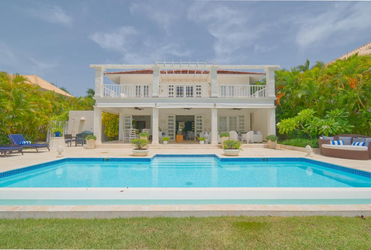 Cozy 4BDR villa in luxury beach resort with service staff and view of La Cana golf course view 5