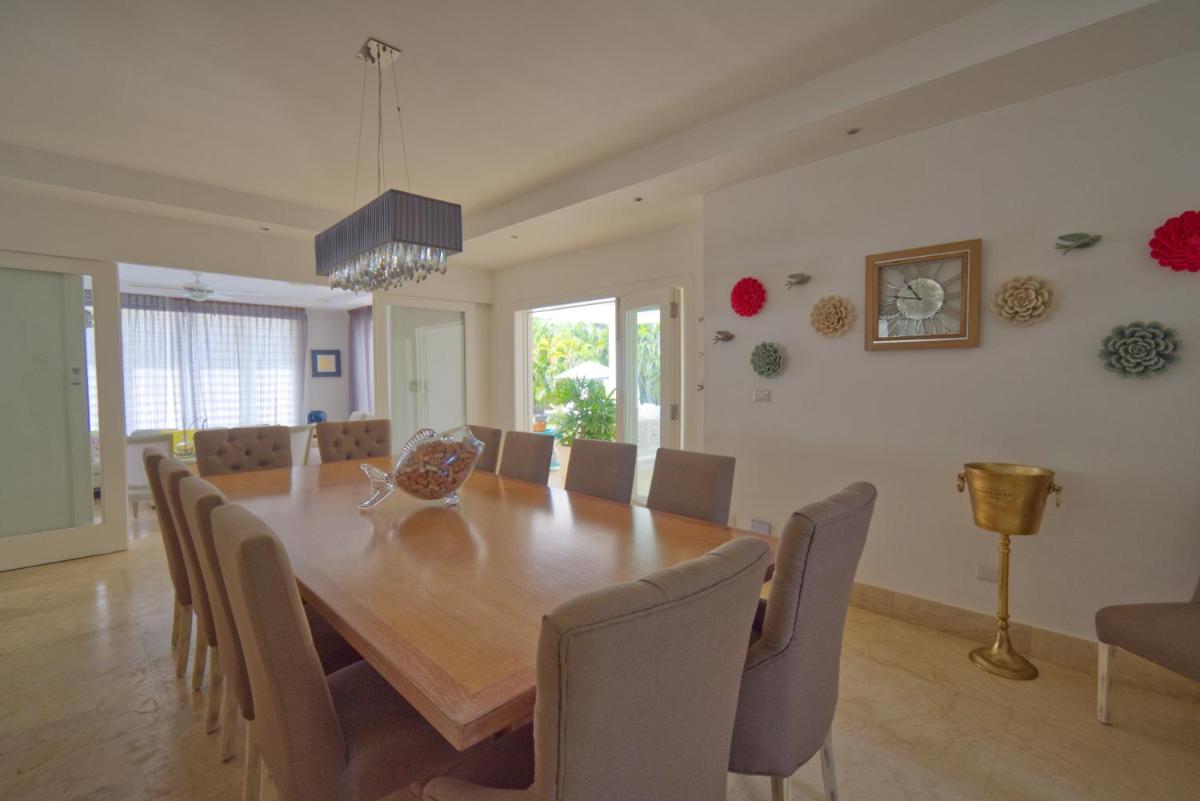 Fantastic 8-bedroom golf-front mansion near the beach view 3