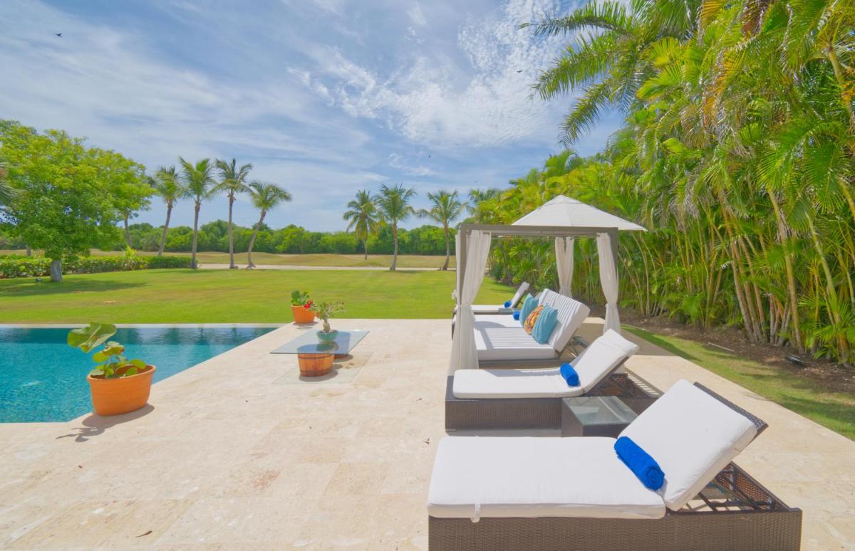 Fantastic 8-bedroom golf-front mansion near the beach view 5