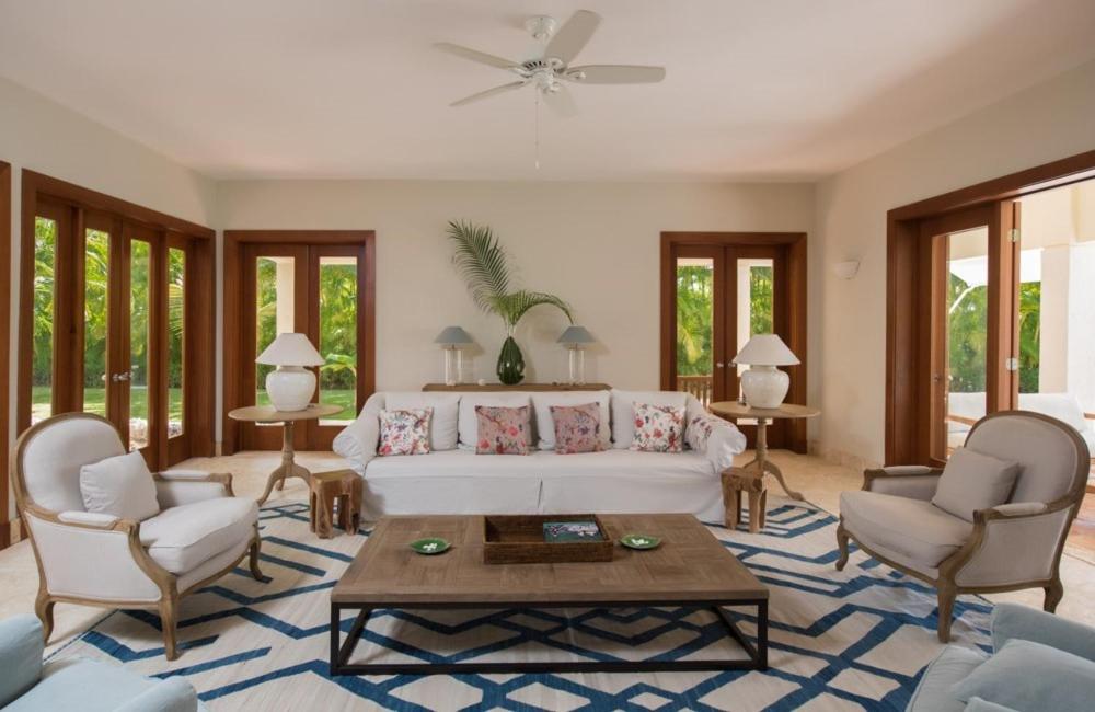Lake front villa with open design in luxury resort view 3