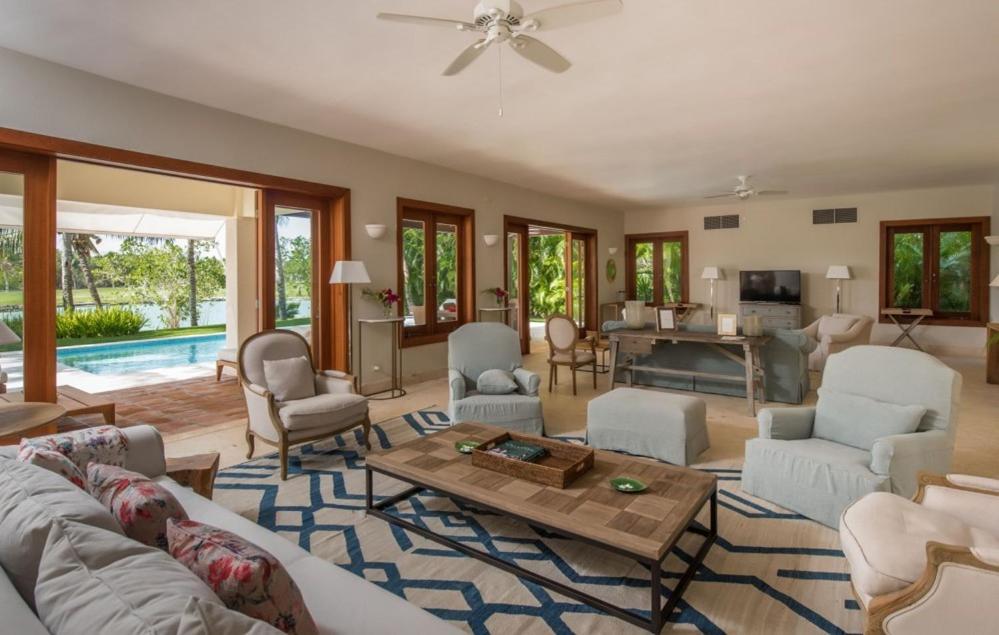 Lake front villa with open design in luxury resort view 5