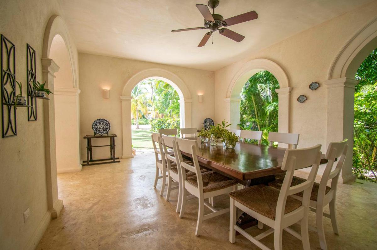 Luxury golf villa with private pool and service staff in exclusive resort near private beach view 3