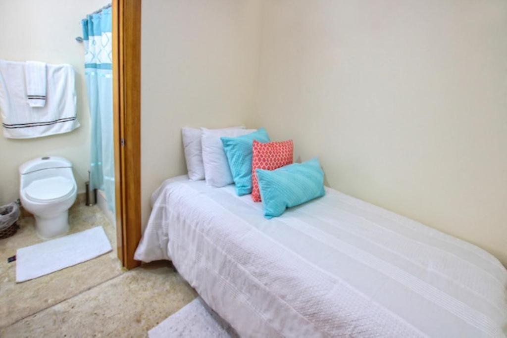 Spacious 3 BDR fully-equipped condo with pool and golf view view 4