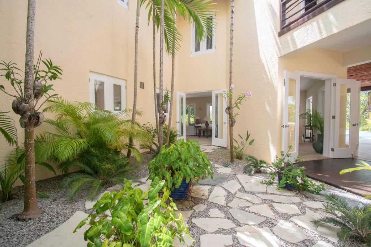 Spacious lake front villa with in-room jacuzzis in luxury golf and beach resort view 3