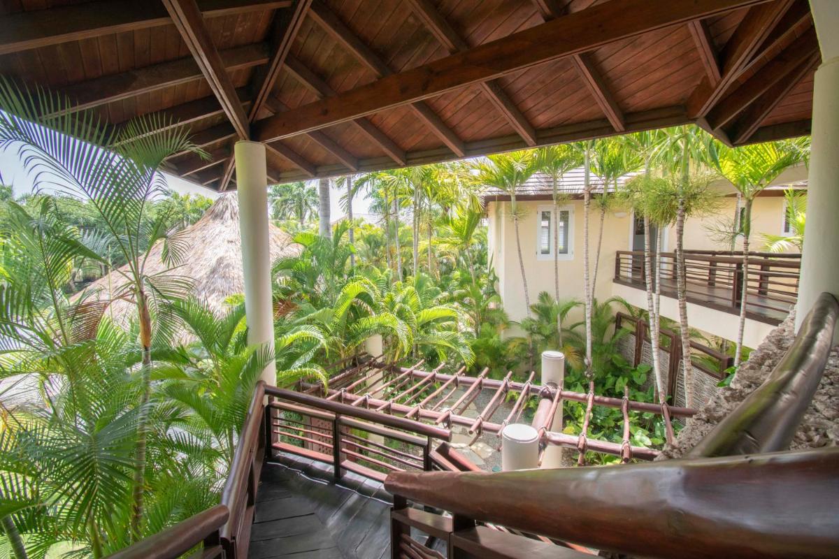 Spacious lake front villa with in-room jacuzzis in luxury golf and beach resort view 4