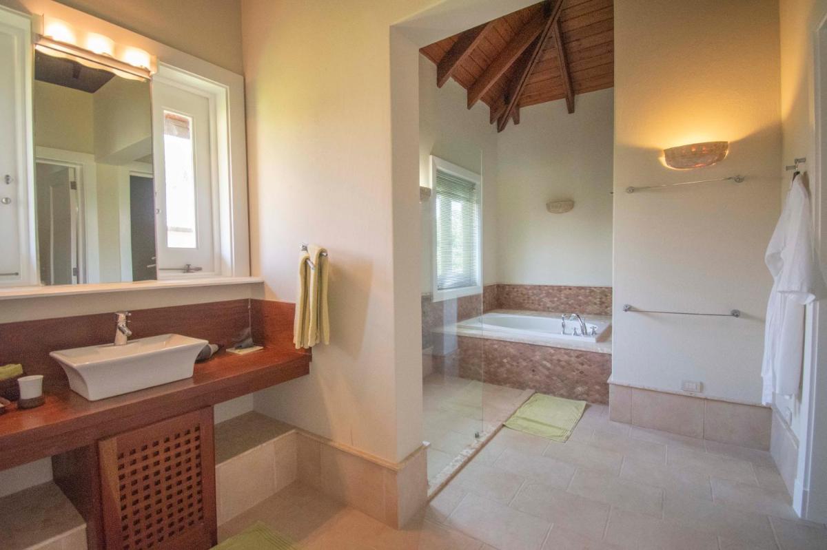 Spacious lake front villa with in-room jacuzzis in luxury golf and beach resort view 5