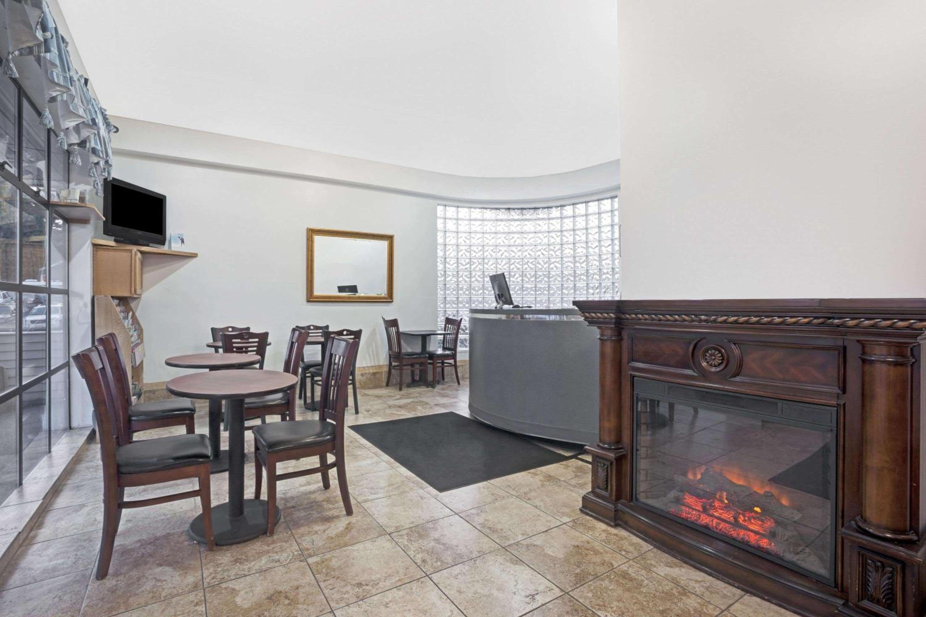 Days Inn by Wyndham Seattle North of Downtown 3