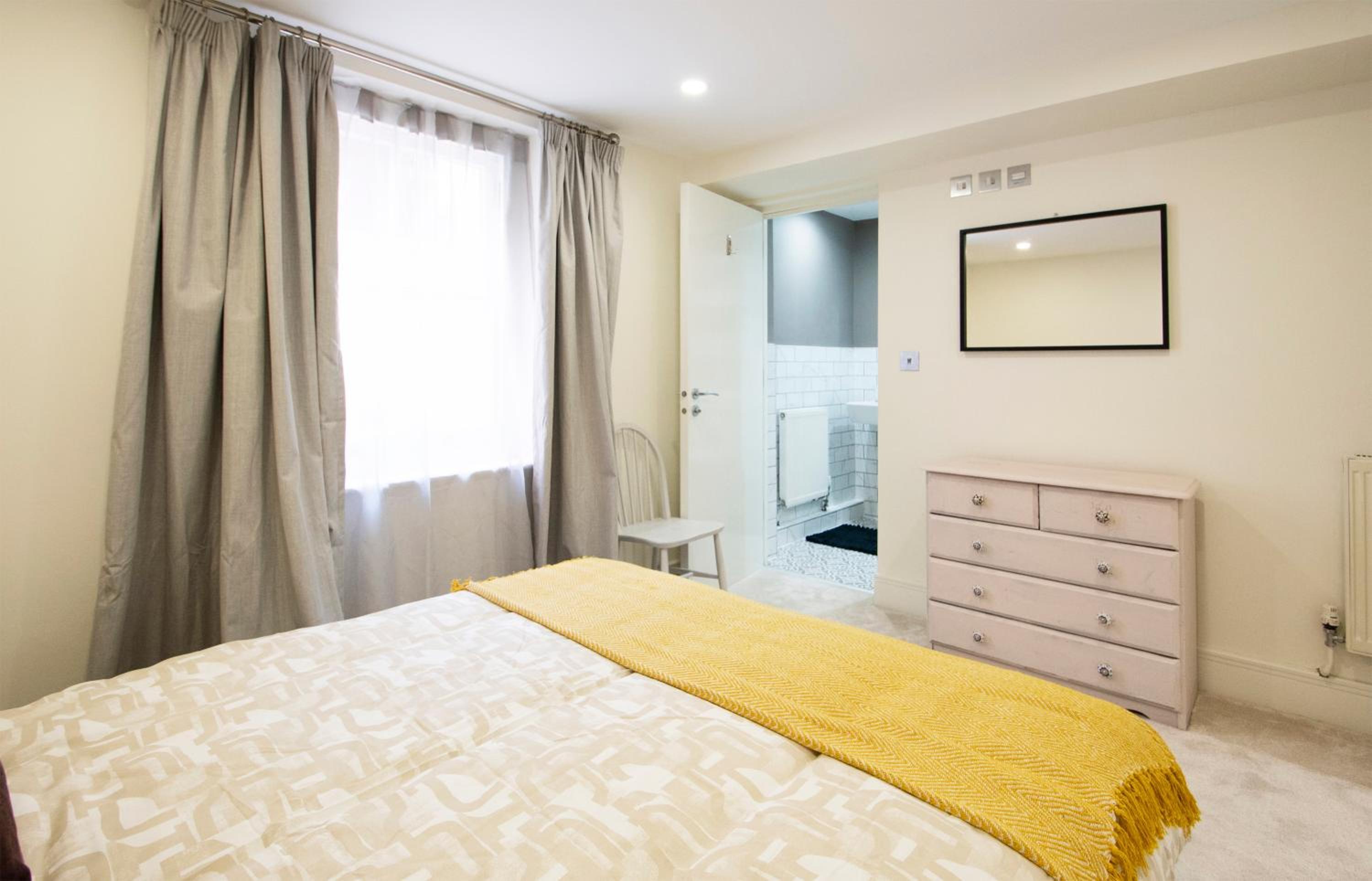 Modern apartment in Leamington Spa City Centre view 5