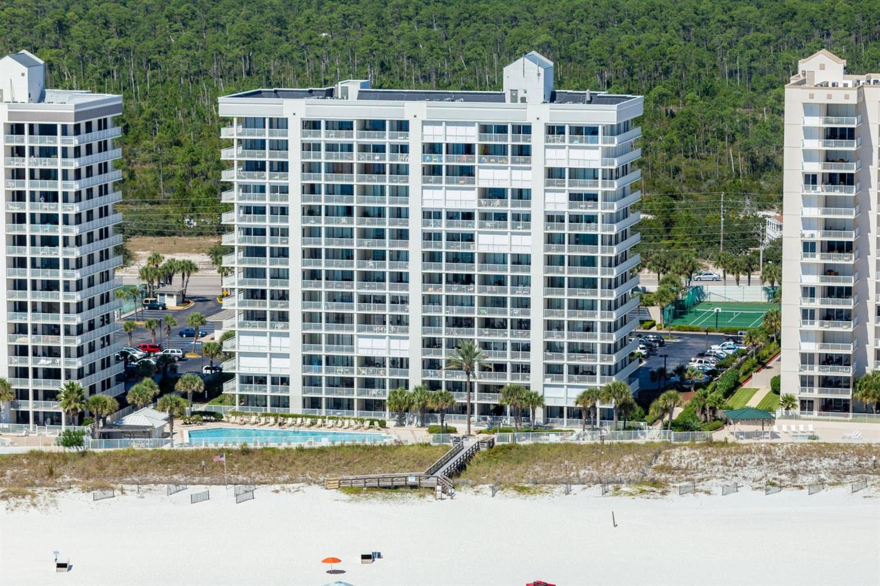 Hotel Pelican Pointe by Meyer Vacation Rentals - Image 1