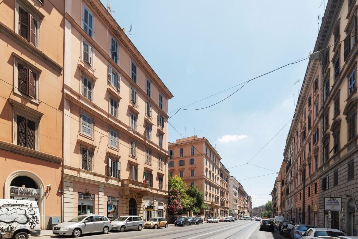 Santa Maria Maggiore Roomy and Bright Flat