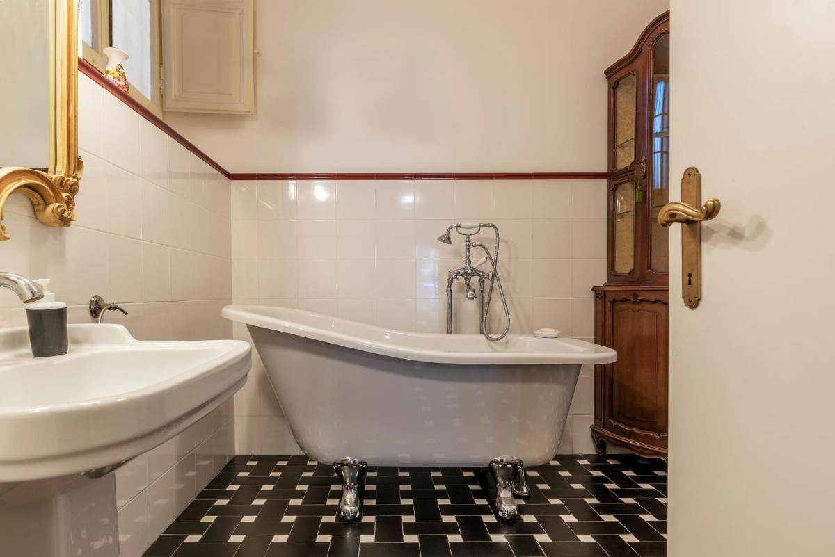 Santa Maria Maggiore Roomy and Bright Flat