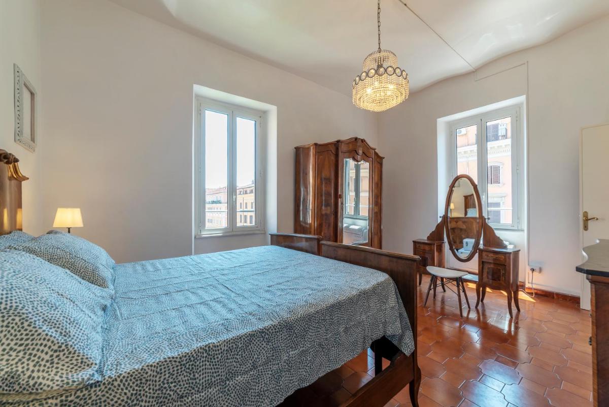 Santa Maria Maggiore Roomy and Bright Flat