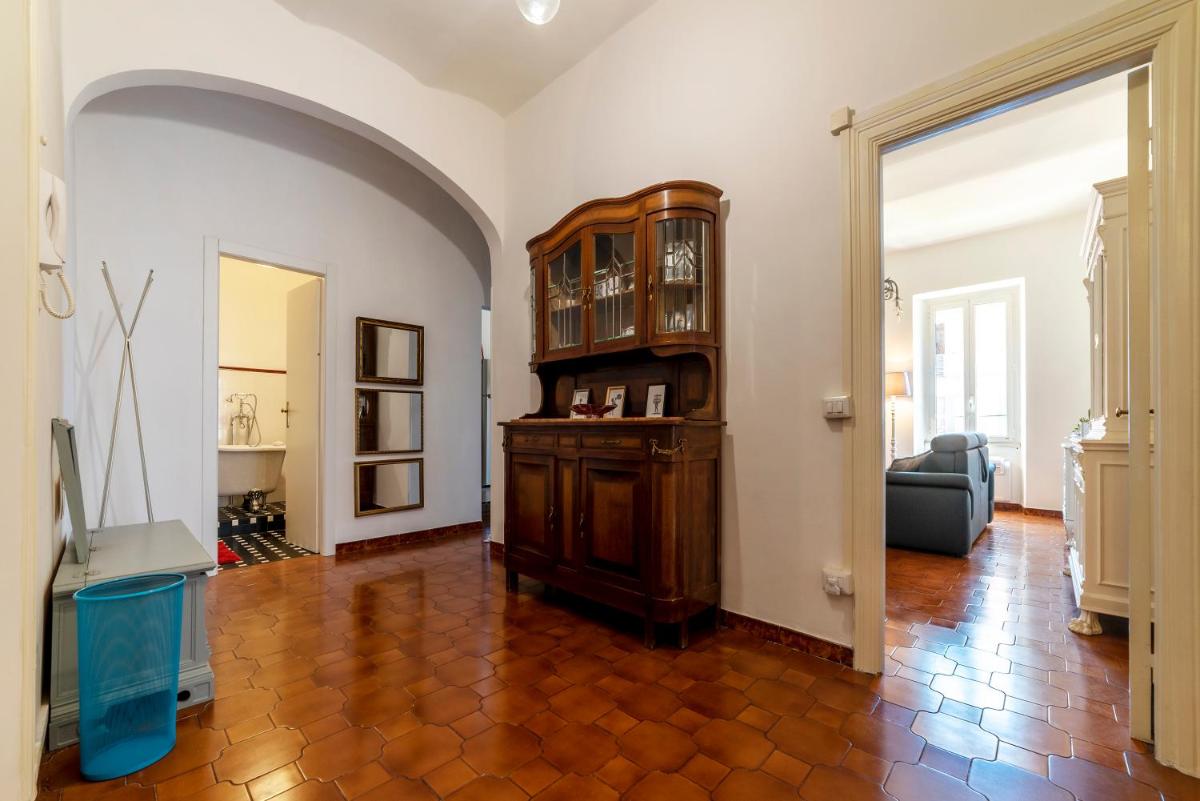 Santa Maria Maggiore Roomy and Bright Flat