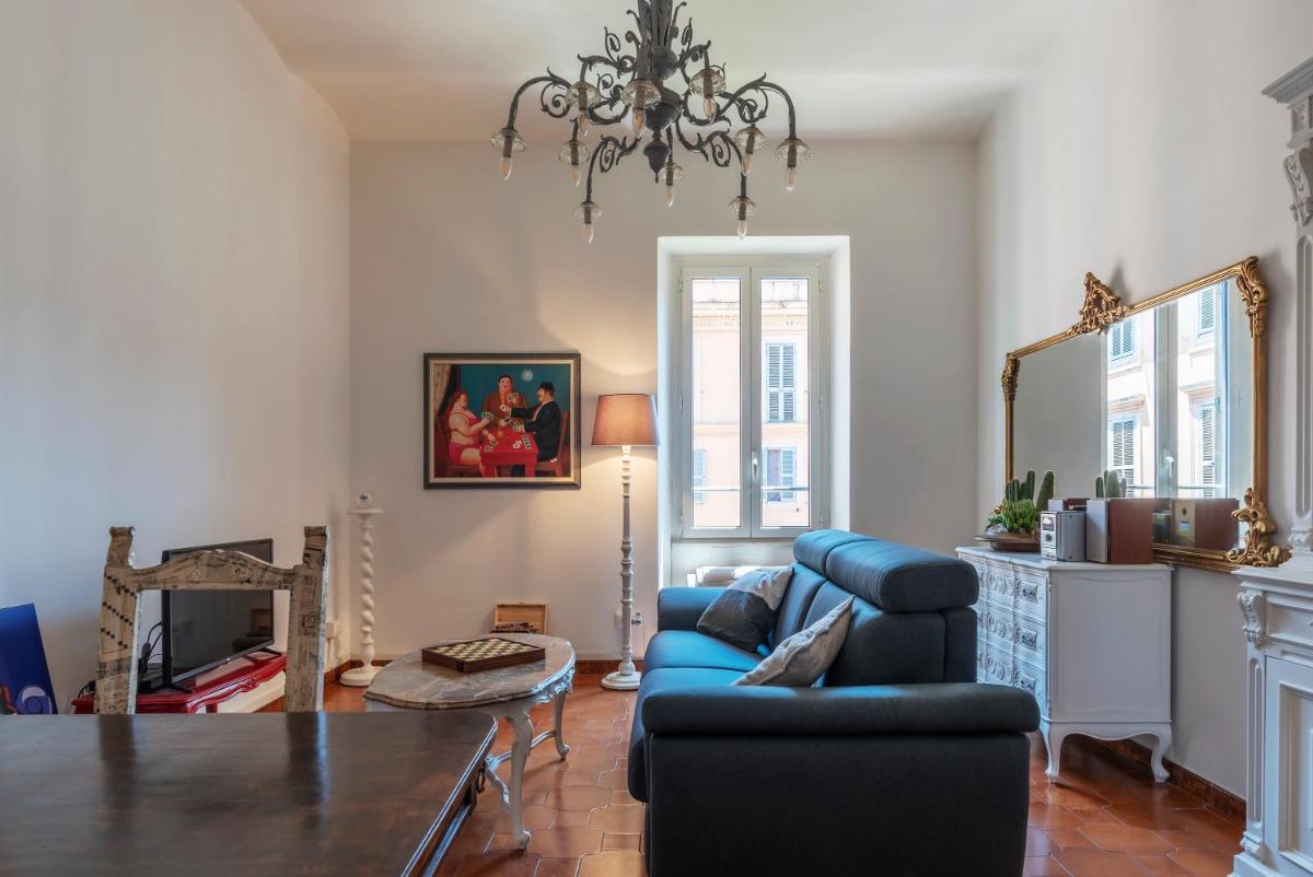 Santa Maria Maggiore Roomy and Bright Flat