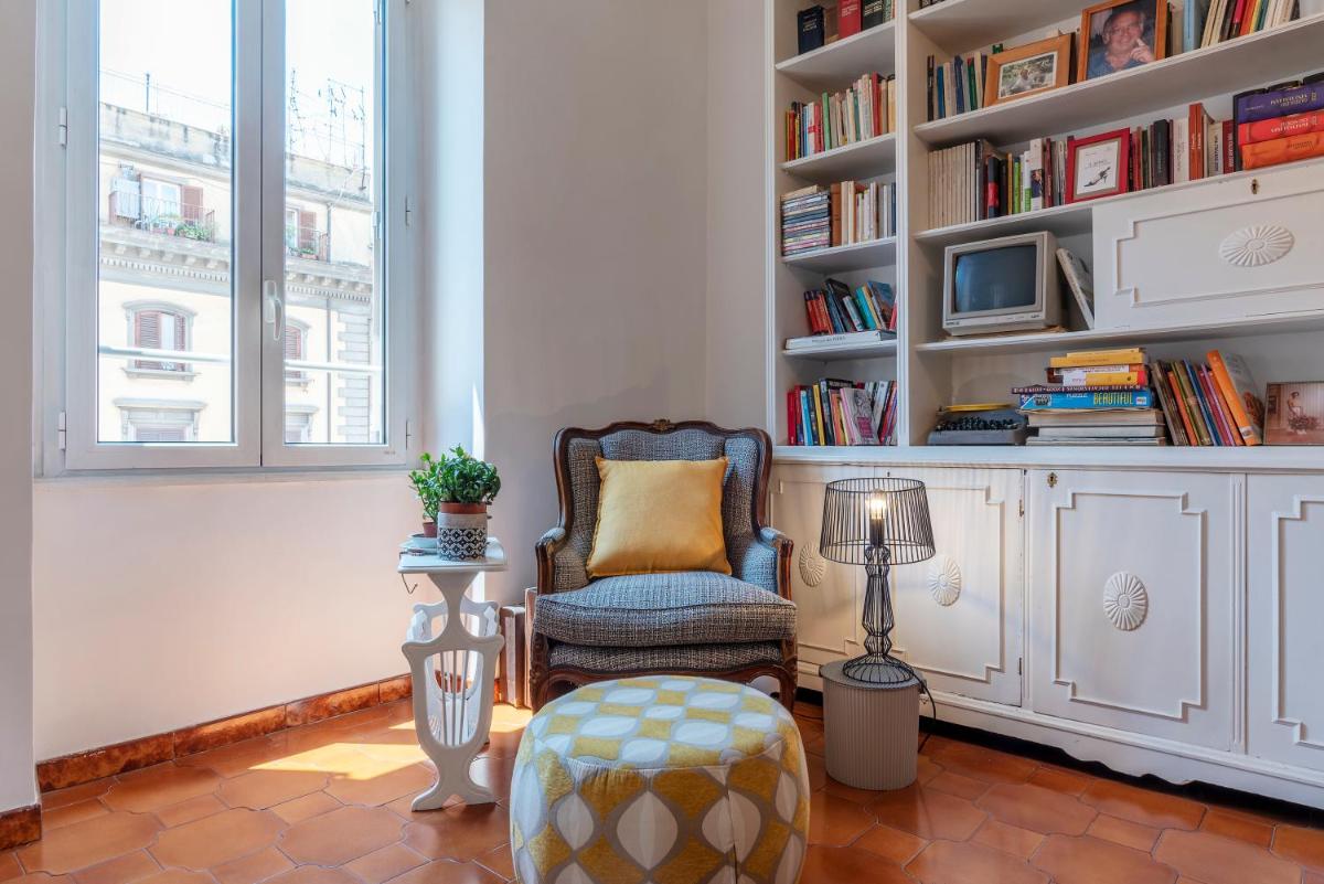 Santa Maria Maggiore Roomy and Bright Flat