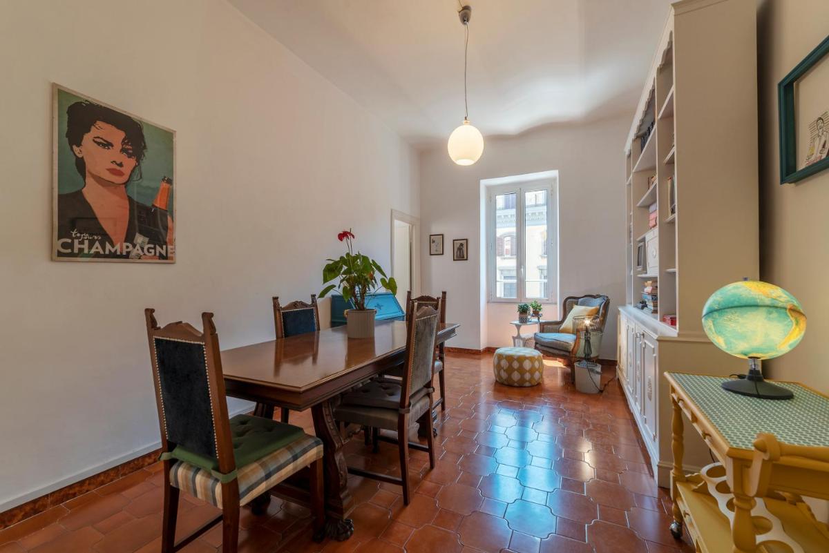 Santa Maria Maggiore Roomy and Bright Flat