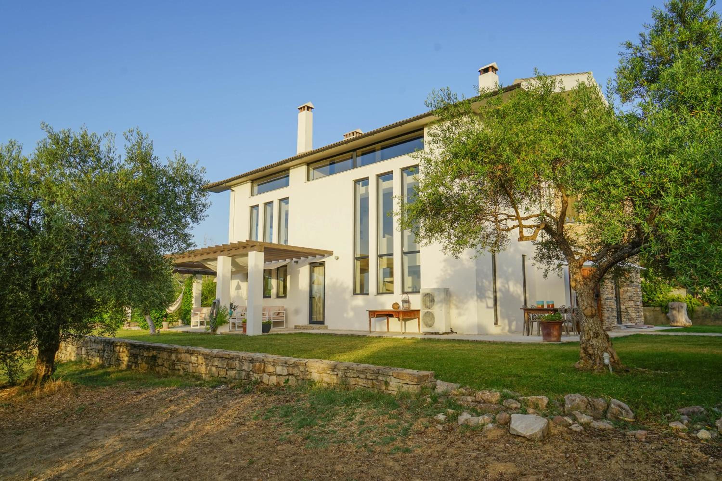El Toro Blanco Luxury Villa in Andalucia view 2
