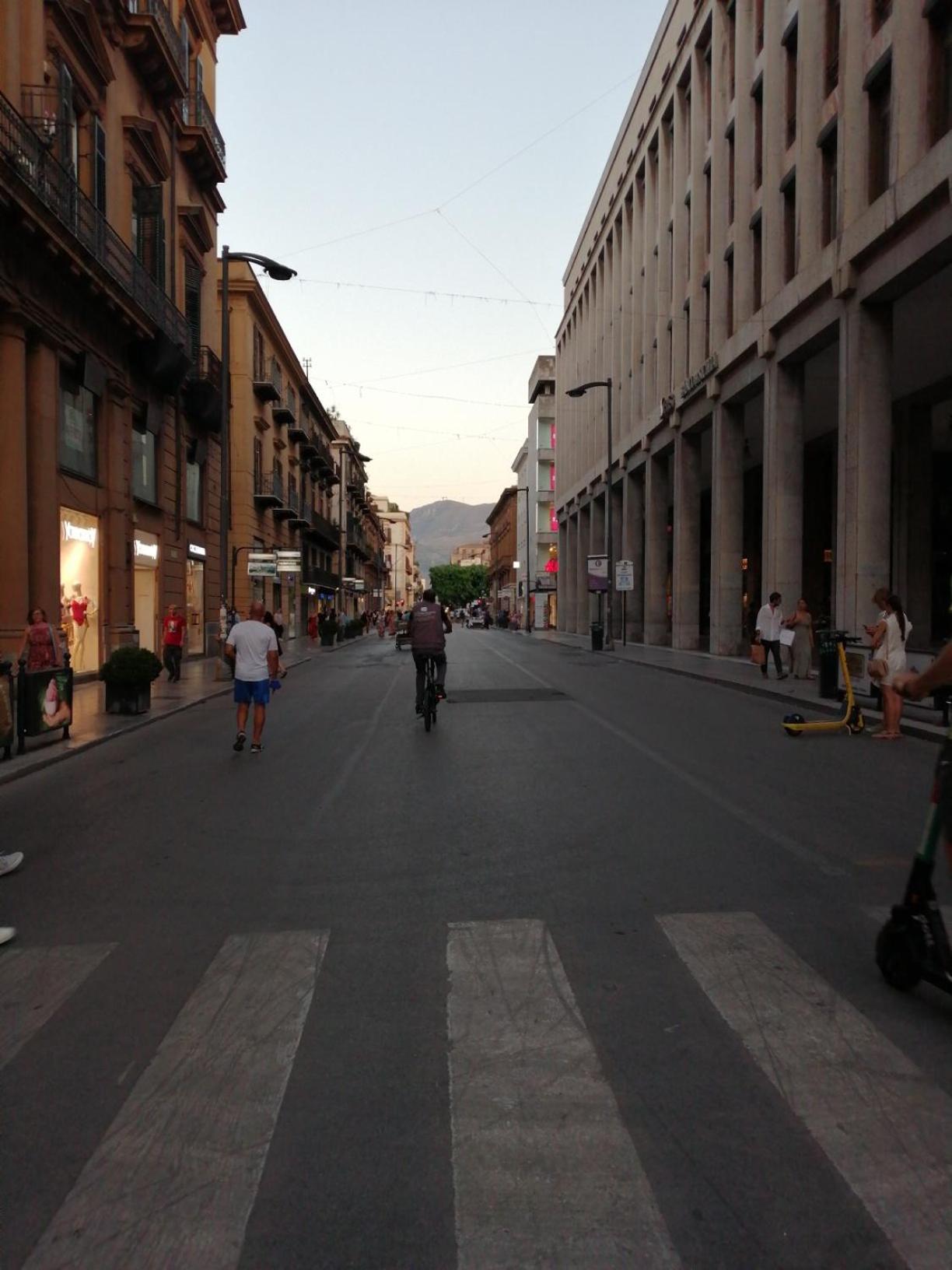 Suite Ruggero Settimo Palermo centro vicino Clinica Candela view 3