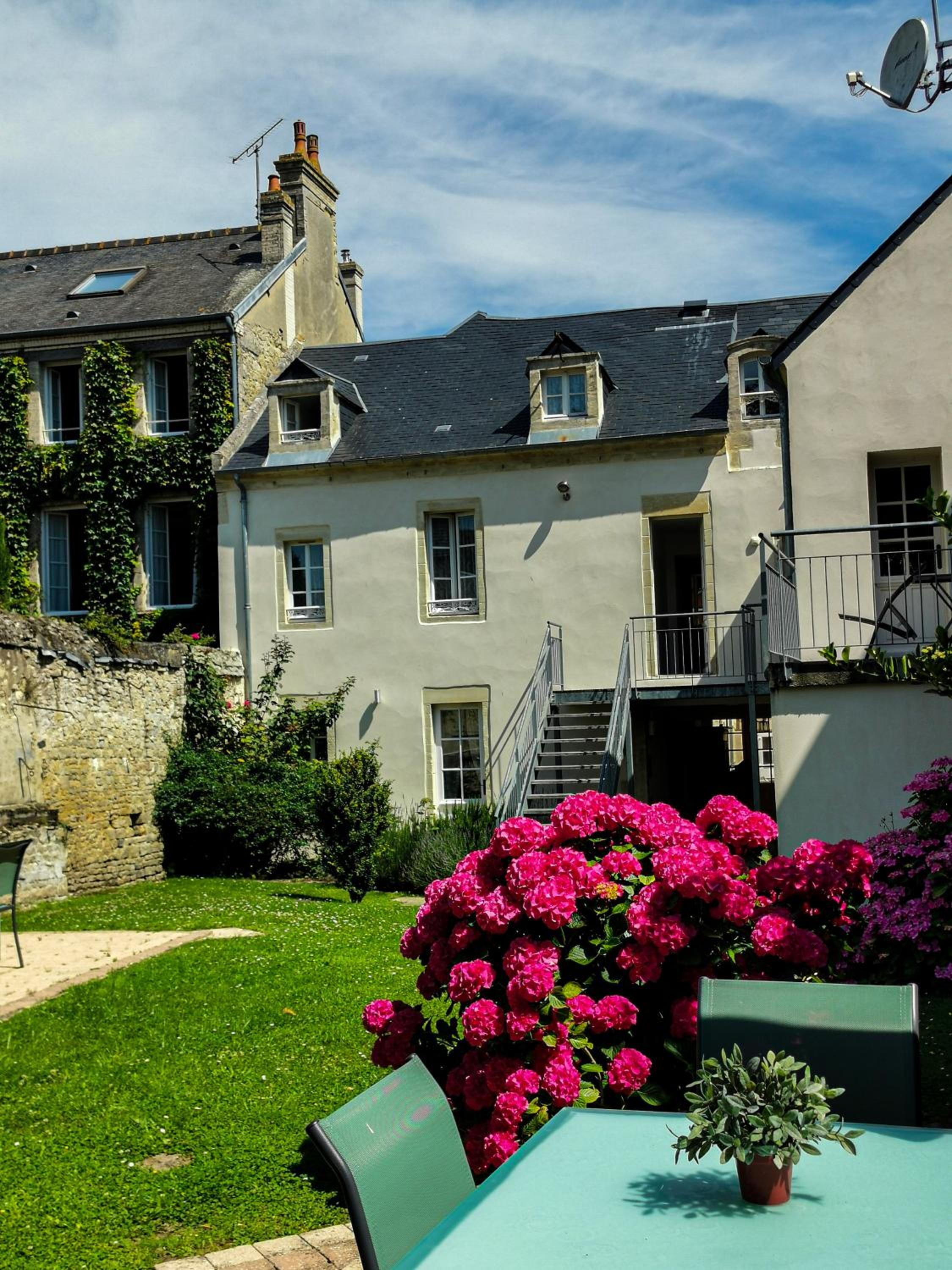 Apt duplex ou plain pied tout confort plein centre ville Bayeux proche commerces, restaurants, avec terrasse privative ou jardin commun aménagé clos, parki photo 3