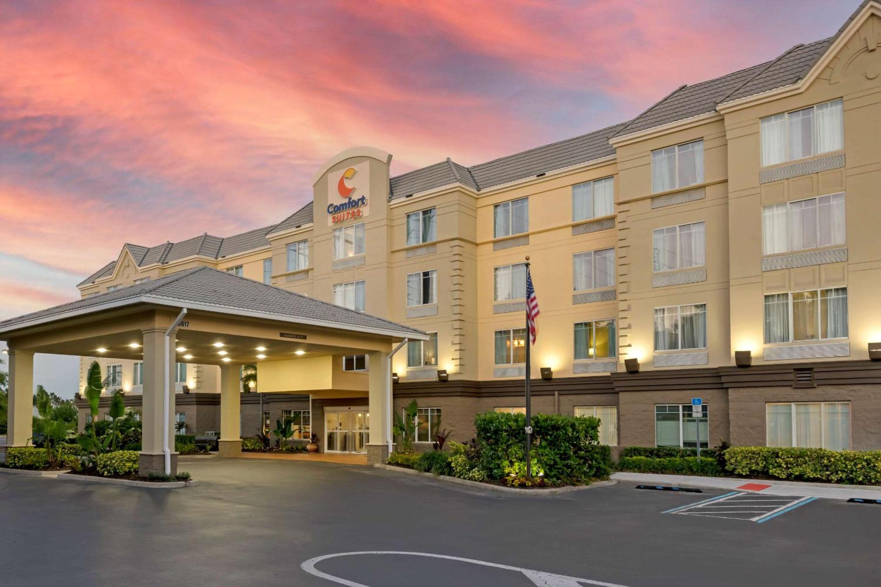 Hotel Comfort Suites Near Universal Orlando Resort - Image 1