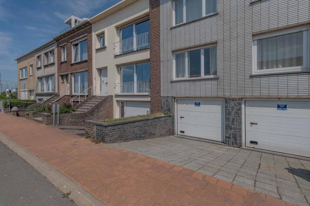 Vakantiewoning voor 12 met garages terras tuin
