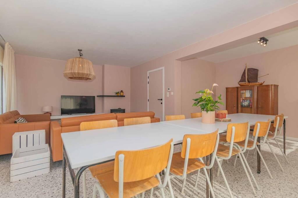 Vakantiewoning voor 12 met garages terras tuin