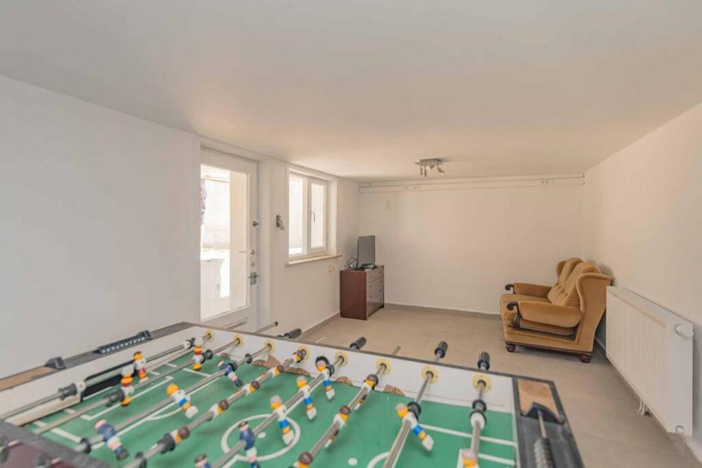 Vakantiewoning voor 12 met garages terras tuin