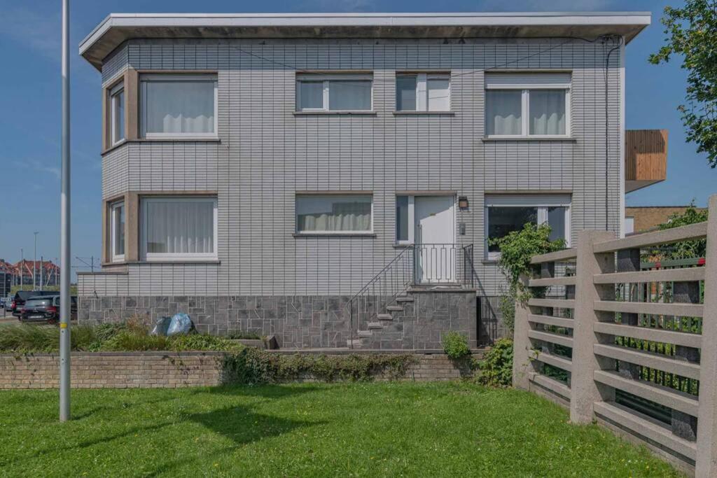 Vakantiewoning voor 12 met garages terras tuin