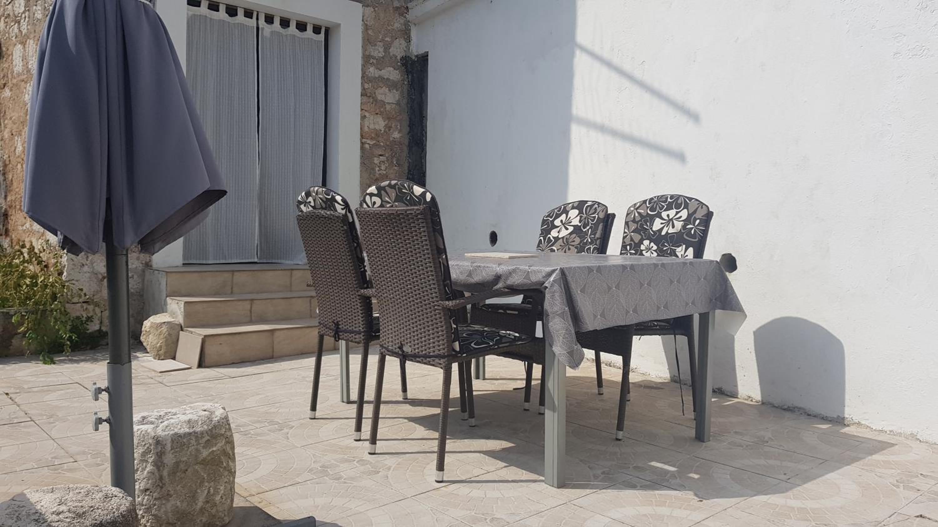 Stone house apartment in Zlarin centre view 2