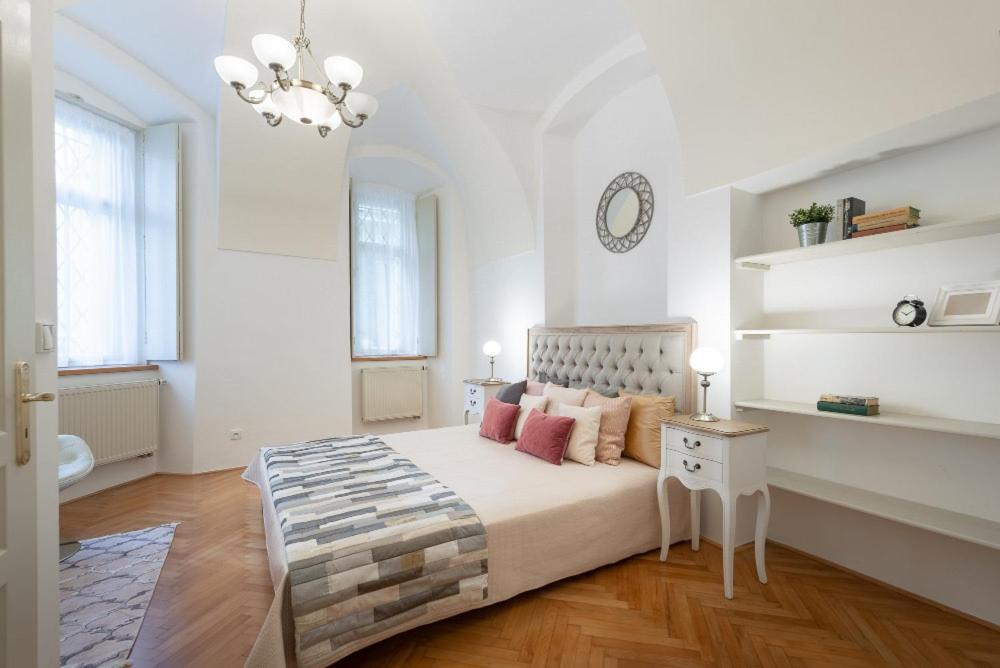 ROSE APARTMENTS / ROMANTIC & COZY / CITY CENTER