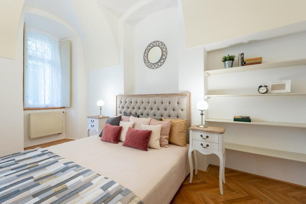 ROSE APARTMENTS / ROMANTIC & COZY / CITY CENTER