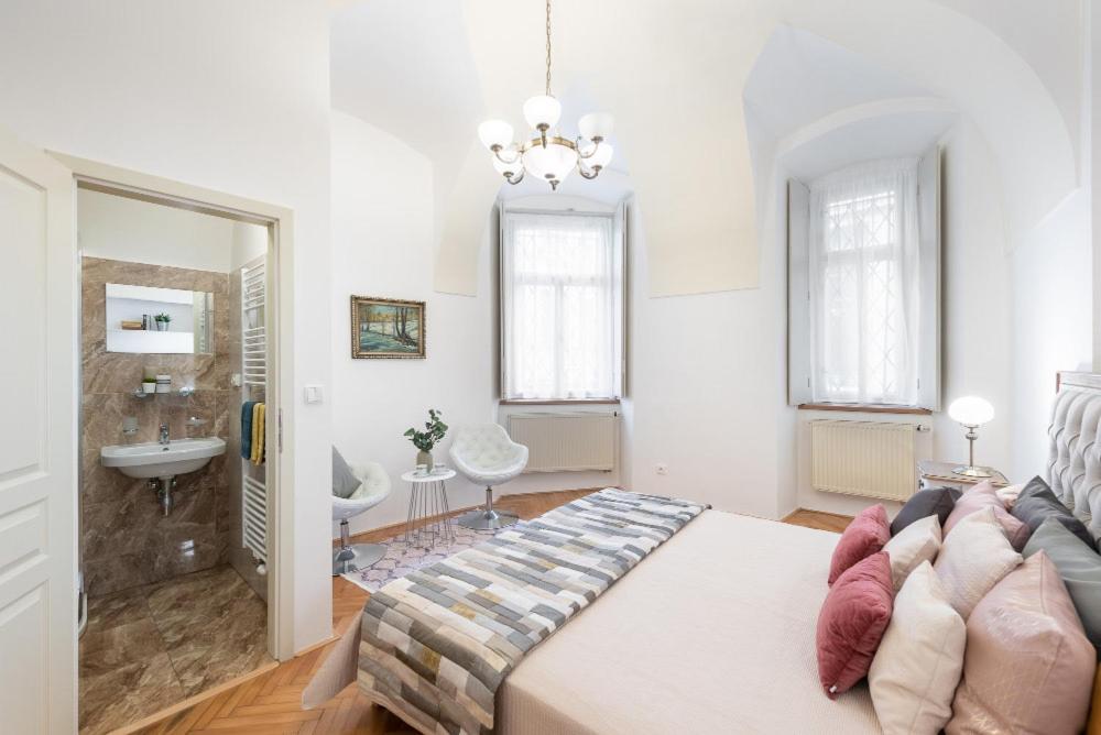 ROSE APARTMENTS / ROMANTIC & COZY / CITY CENTER