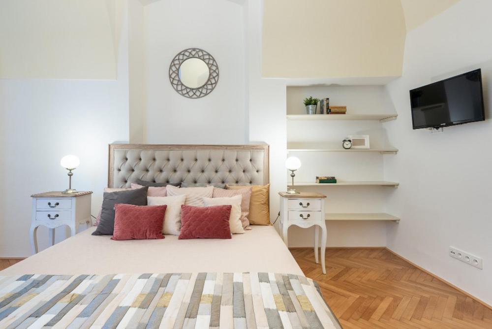 ROSE APARTMENTS / ROMANTIC & COZY / CITY CENTER